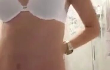 Novinha Safada Faz Strip Tease E Se Masturba Em Vídeo Pro Namorado