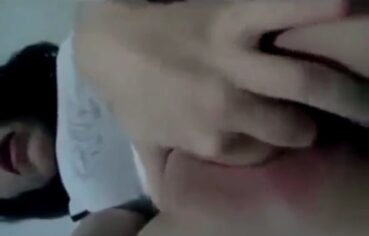 Novinha safada se tocando com tesão, gemendo de prazer