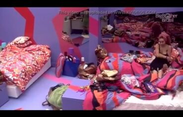 Paula Sperling do BBB19 Exibe os Peitos Enquanto Troca de Roupa no Quarto