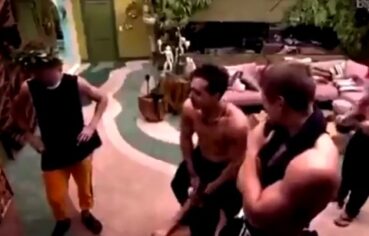 Petrix Esfrega o Saco na Cabeça da Flayslane em Cena Quente