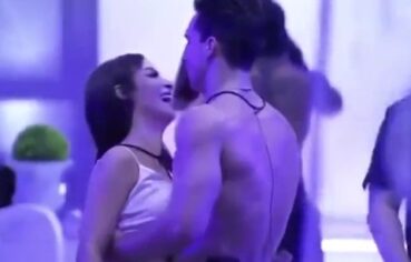 Petrix Sacode os Peitos de Bianca Andrade Boca Rosa em Cena Quente