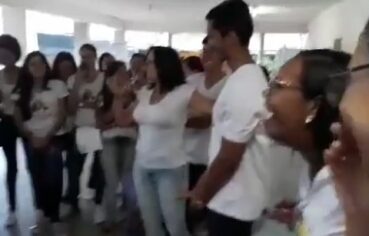 Professora safada ensina alunos a colocar camisinha com a boca