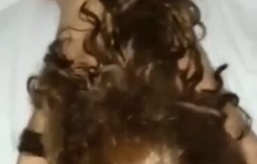 Ruiva de Cachos Sensual Fica de Quatro e Manda Ver na Mamada Sem Rosto – Vídeo Quente