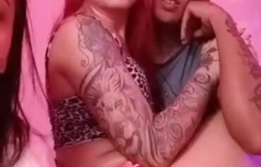 Ruiva safada faz live com casal liberal e chupa rola com vontade
