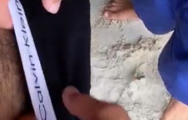 Safadinho atrevido chupa o hétero na praia e abre o cuzinho ao sol