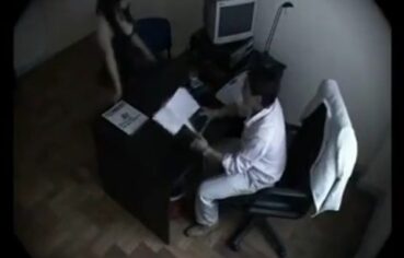 Secretária bêbada é devorada no escritório após festa