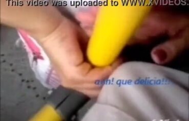 Tarado No Ônibus Lotado Esfrega o Pau em Desconhecida e Encontra Tesão
