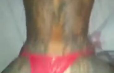 Tatuada Gostosa Rebolando Para Um Negão De Quatro