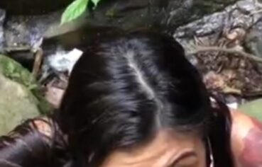 Tatuada safada chupa rola do amigo em plena cachoeira