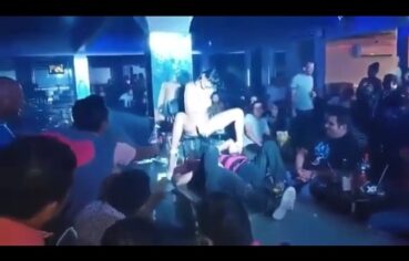 Vadia Safada Esfregando o Consolo na Boate e Gozando no Tarado