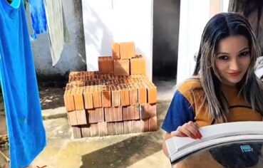 Vivi Capetinha Solta a Safadeza No Banheiro Com Cuzinho Apertado