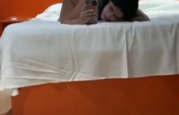Vivi Moreninha Do Bundão Empina Deliciosamente De Quatro Para A Rola