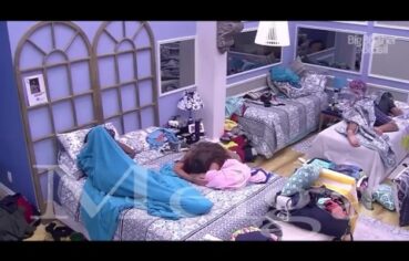 Vivian Amorim do BBB 17 Esquece das Câmeras e Mostra os Peitos com Nitidez