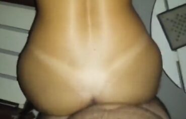 Vizinha Safada Rebola de Quatro na Piroca do Corno Enquanto Ele Grava