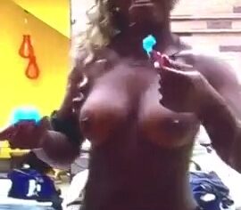 Adélia do BBB 16 chapada e nua rebolando gostoso na festa