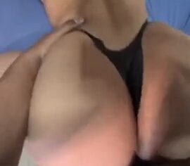 Aline Escobar exibe o bundão enquanto recebe leite gostoso de quatro