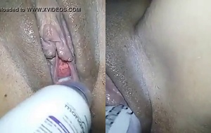 Amadora sapeca se masturba com desodorante e grava video picante para o ficante