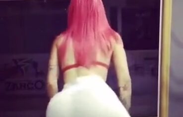 Amanda ruiva rebolando forte na cama e gemendo até gozar
