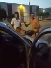 Amigos tarados comendo uma vadia na rua após balada