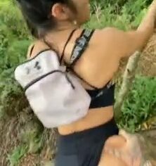 Amira morena rabuda cavalgando forte na trilha até gozar alto
