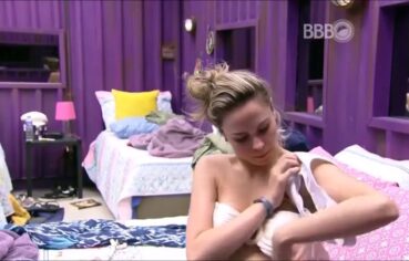 Ana Paula do BBB 16 mostrando os peitos e provocando no vídeo sensual