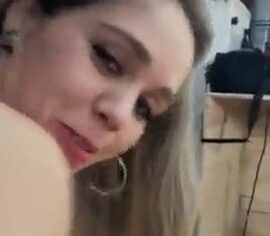 Atriz gostosa quicando no pau do ator famoso na cama da residência