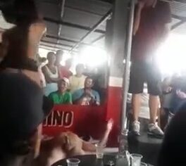 Bar da putaria com strippers exibindo sexo explícito ao vivo