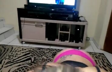 Bianca esposa submissa chupa e senta enquanto marido vê futebol e bebe cerveja