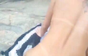 Bianca Naldy e o namorado transam na praia sem medo de serem vistos