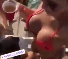 Brasileiras cavalgando gostosas no iate de milionário em Miami