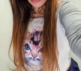 Bruna Ferraz de colegial exibindo os peitões e a buceta molhada