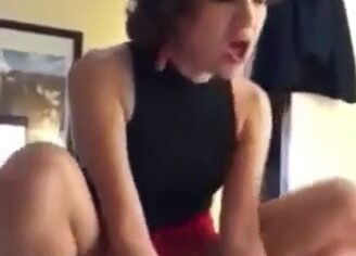 Cadey Mercury ninfeta do pornô quicando gostoso no pau do empresário
