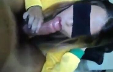 Camila novinha beija e chupa o pau do ficante até gozar