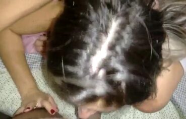 Carina esporrinha deitadinha levando dedada no cu e gozando gostoso