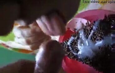 Casada safada faz marido gozar no bolo e devora o doce cheio de porra