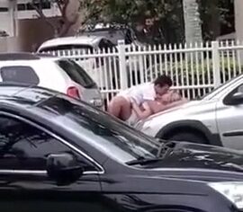 Casada safada transando na rua durante o carnaval, gemendo alto