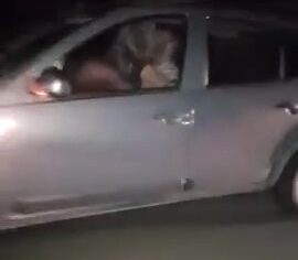 Casal ousado transando no carro em movimento causa rebuliço na estrada