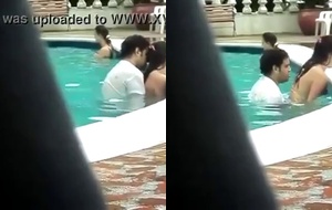 Casal Safado Flagrado Transando Na Piscina Enquanto Vizinho