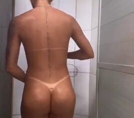 Cintia Colombino pelada no banho exibindo o corpo escultural