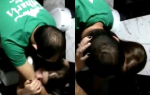 Clayton do velharia pub bar surpreende cliente gostosa no banheiro e é flagrado por colega