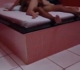 Corno assiste esposa dando uma sentada quente no amante no motel