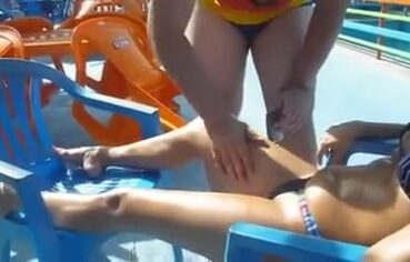 Corno exibe esposa safada para o salva vidas no clube vazio