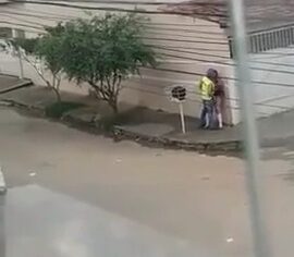 Coroa safada fodendo com puta na rua em plena luz do dia
