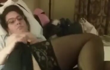 Coroa safada se masturbando na cama enquanto o marido grava