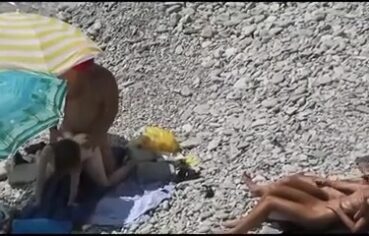 Dois casais se exibem em praia de nudismo em flagrante de putaria amadora