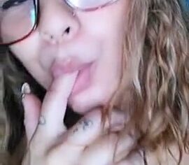 Duas novinhas exibindo sexo gostoso ao vivo na webcam