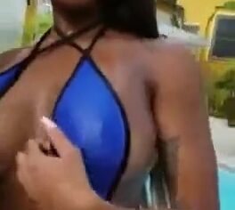 Elisa sanches rebola gostoso no funk com amiga e mostra os peitos na putaria