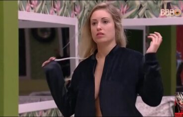 Empresária cavalona mostrando os peitos na troca de roupa