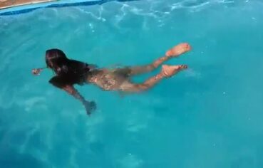 Esposa devassa de Angra dos Reis exibindo o rabão peladinha na piscina