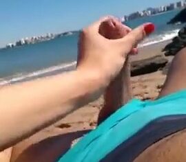Esposa gostosa de Santos tocando punheta ao ar livre na praia